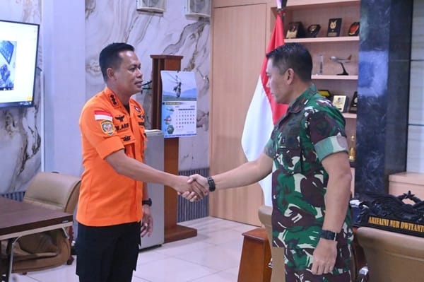 Danlanud Sultan Hasanuddin Terima Penghargaan Basarnas atas Dedikasi Operasi SAR ATR 42-500