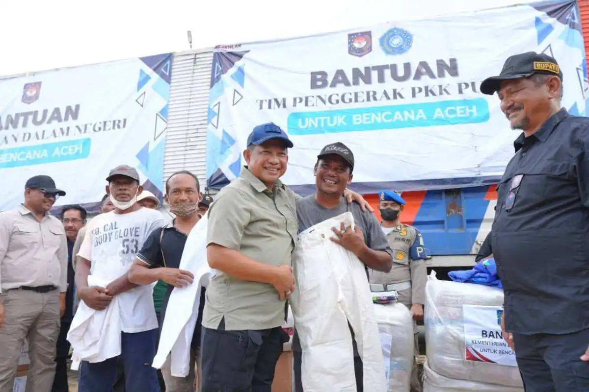 Kunjungi Aceh Tamiang, Mendagri Tito Serahkan Bantuan untuk Masyarakat Terdampak Bencana