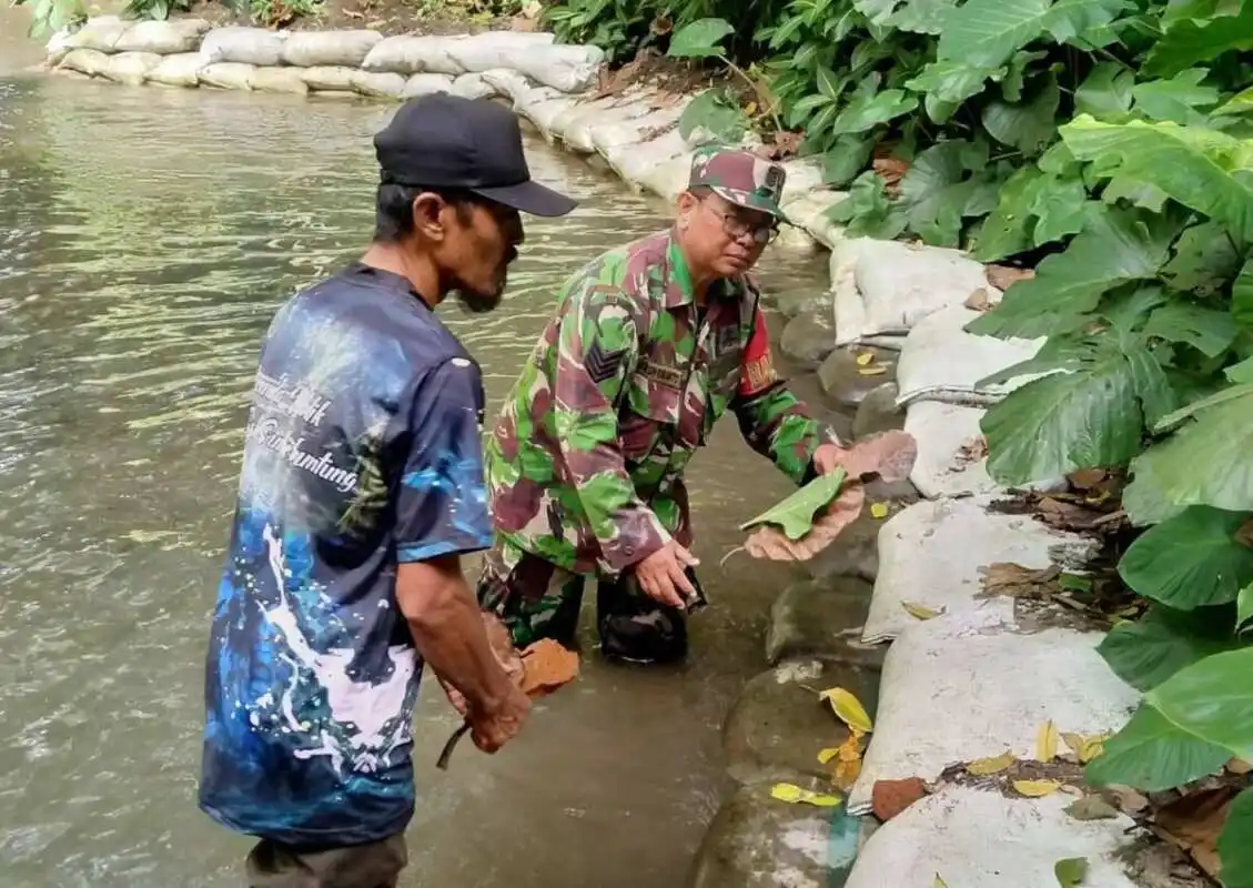 Babinsa Bendowulung Ajak Warga, Jaga Kebersihan Dan Kelestarian Sumber Mata Air