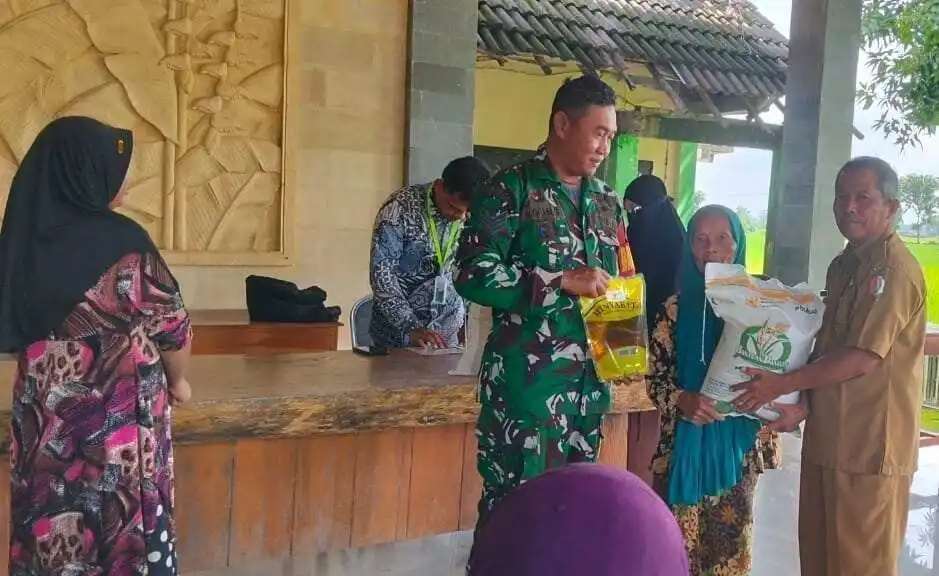 Babinsa Sukosewu Bojonegoro dampingi Giat Penyaluran Bantuan Pangan Nasional