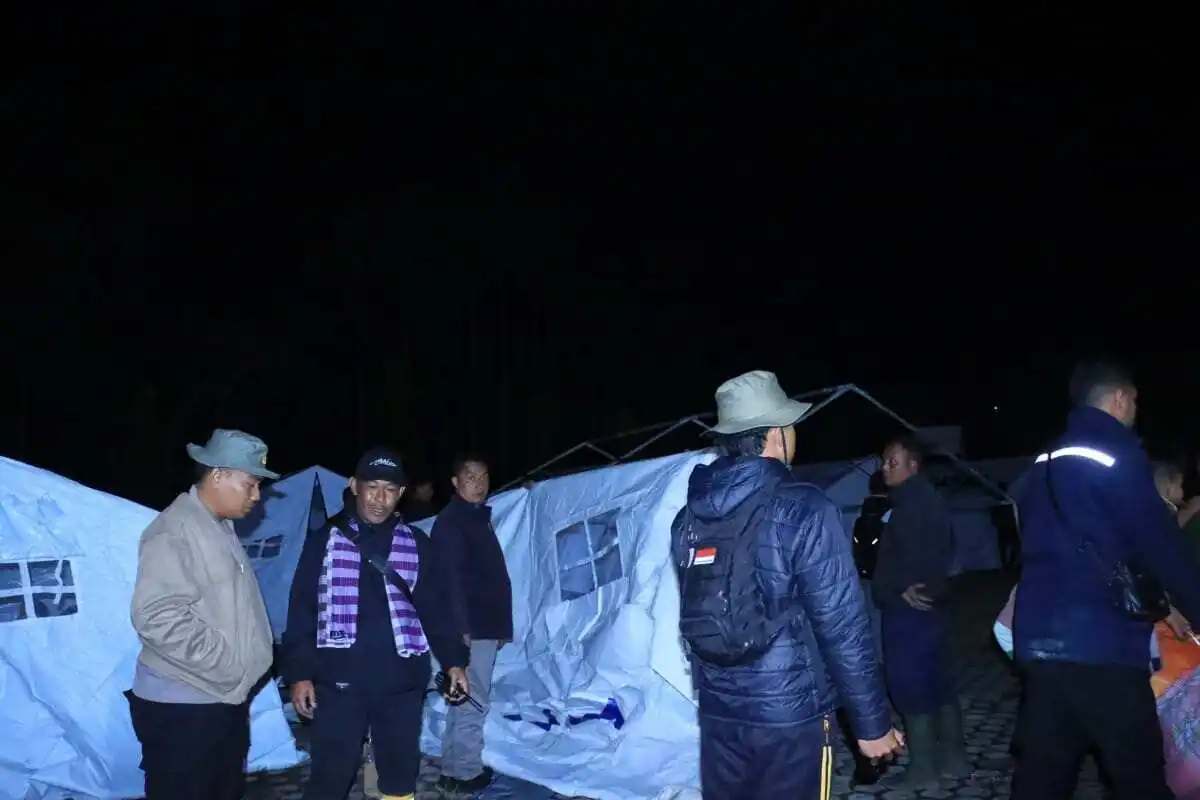 Polres Bener Meriah dan Brimob Evakuasi Warga Tiga Kampung Imbas Status Siaga Gunung Burni Telong