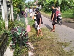 Wujud Nyata Kemanunggalan TNI Dengan Rakyat, Babinsa Dan Masyarakat Lakukan Pembersihan Lingkungan