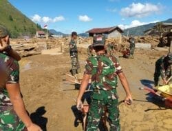 TNI Bersama Warga Gotong Royong Pulihkan Polindes Pascabencana di Aceh Tengah