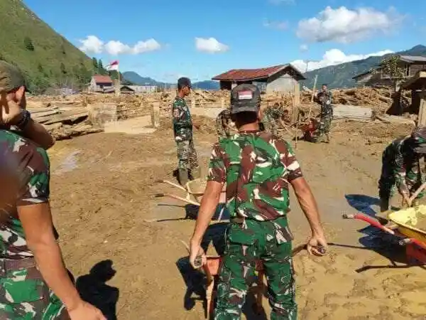 TNI Bersama Warga Gotong Royong Pulihkan Polindes Pascabencana di Aceh Tengah