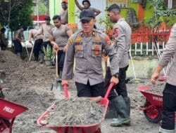 Sambut Kembali Proses Belajar Mengajar, Polres Bener Meriah Bersama Satbrimob Polda Aceh dan Pemadam Kebakaran Gotong Royong di MIN 8
