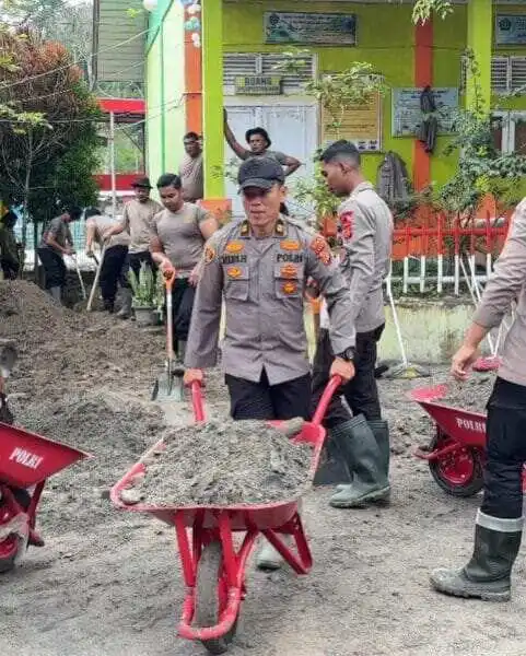 Sambut Kembali Proses Belajar Mengajar, Polres Bener Meriah Bersama Satbrimob Polda Aceh dan Pemadam Kebakaran Gotong Royong di MIN 8