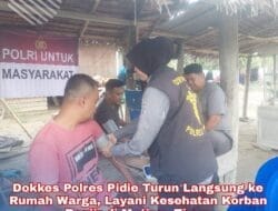 Dokkes Polres Pidie Turun Langsung ke Rumah Warga, Layani Kesehatan Korban Banjir di Mutiara Timur