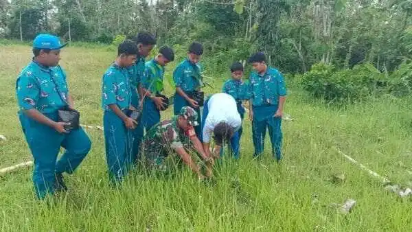 Babinsa Ngeni Bersama Siswa SMPN 2 Wonotirto Tanam Bibit Trembesi Mendukung Program Bersatu Dengan Alam
