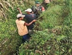 Bersihkan Saluran Irigasi Sawah, Sertu Yudha Gotong Royong Bersama Warga Desa Ngreco
