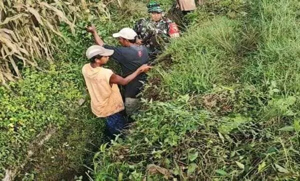 Bersihkan Saluran Irigasi Sawah, Sertu Yudha Gotong Royong Bersama Warga Desa Ngreco
