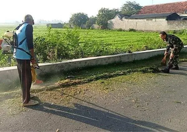 Ciptakan Lingkungan Bersih, Babinsa Bersama Masyarakat Laksanakan Karya Bhakti