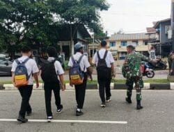 Peduli Keselamatan Anak Sekolah, Secara Rutin Babinsa Koramil Jajaran Kodim 1710/Mimika Bantu Seberangkan Jalan