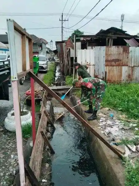 Ciptakan Lingkungan Yang Bersih, Babinsa Koramil Kota Ajak Warga Bersihkan Sampah