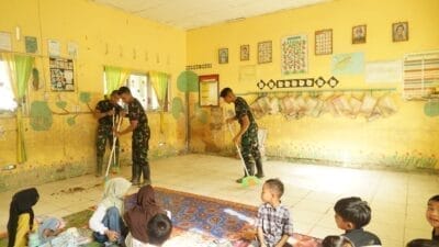 Aksi Taruna Akademi TNI Bersihkan Sekolah Pascabanjir di Aceh Tamiang