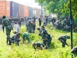 Mitigasi Bencana, Babinsa Kodim Bojonegoro bersama Warga Sukorejo Karya Bakti Pembersihan Sungai