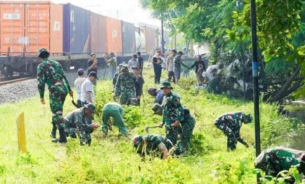 Mitigasi Bencana, Babinsa Kodim Bojonegoro bersama Warga Sukorejo Karya Bakti Pembersihan Sungai