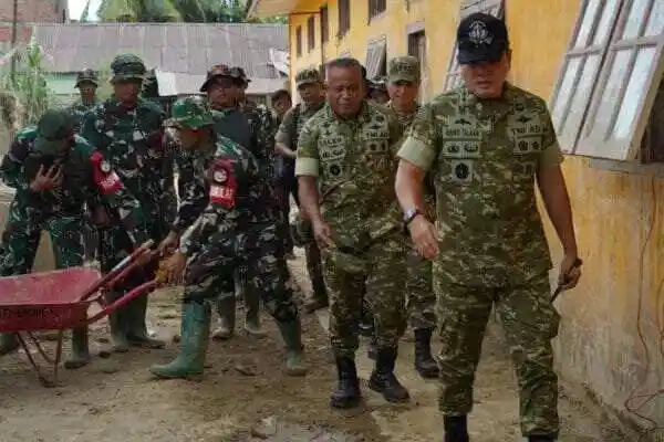 Wakasad Didampingi Gubernur Akmil Tinjau Latsitardanus di Aceh