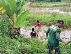 Cegah Banjir dan Luapan Air, Tiga Pilar Bersama Warga Kompak Gotong Royong Bersihkan Drainase