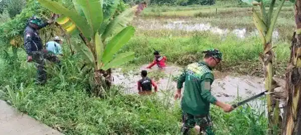 Cegah Banjir dan Luapan Air, Tiga Pilar Bersama Warga Kompak Gotong Royong Bersihkan Drainase