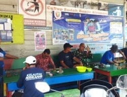 Babinsa Muara Muntai Ilir Pastikan Wilayah Binaan Aman, Lakukan Komsos di Warung Kopi