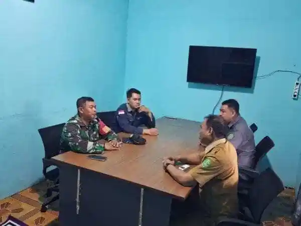 Babinsa Pela Lakukan Komsos dengan Aparatur Desa, Perkuat Sinergi untuk Pembangunan Wilayah