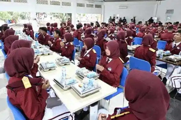 Panglima TNI Dampingi Presiden Prabowo Resmikan 166 Sekolah Rakyat