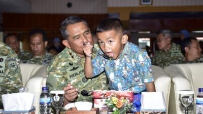 Momen Haru, Dankodaeral X Makan Satu Piring Berdua Dengan Siswa TK Hangtuah Jayapura