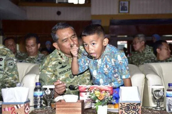 Momen Haru, Dankodaeral X Makan Satu Piring Berdua Dengan Siswa TK Hangtuah Jayapura