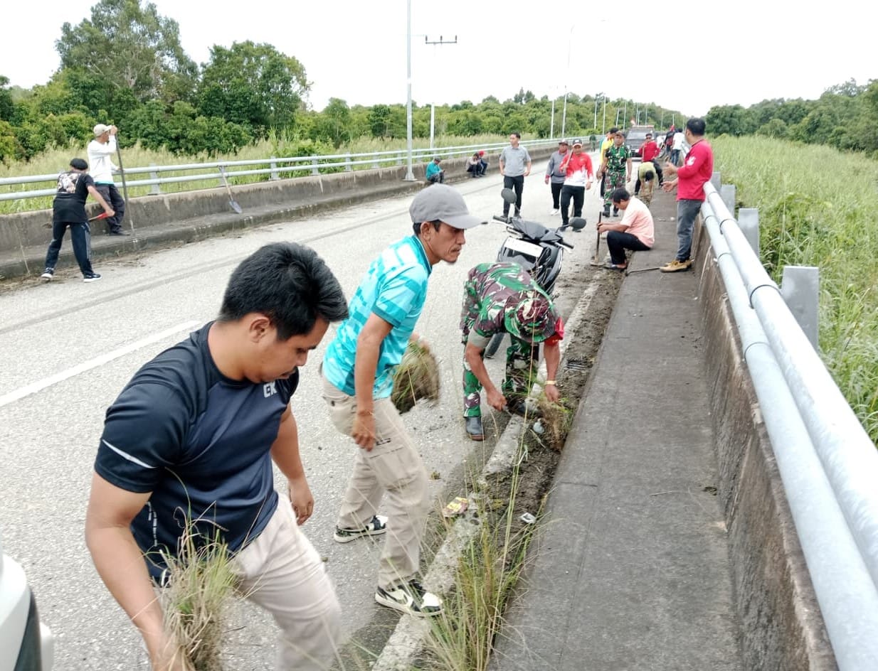 Wujud Kepedulian Akan Lingkungan, Anggota Koramil Bersama Warga Bersihkan Jembatan Martadipura Wujud Kepedulian Akan Lingkungan, Anggota Koramil Bersama Warga Bersihkan Jembatan Martadipura