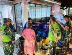 Prajurit TNI Salurkan Bantuan Air Bersih kepada Warga Terdampak Banjir di Kota Padang