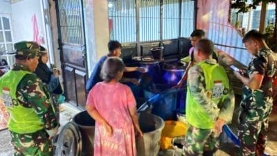 Prajurit TNI Salurkan Bantuan Air Bersih kepada Warga Terdampak Banjir di Kota Padang