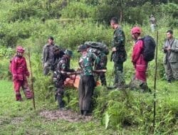 Tergabung dalam Tim SAR Gabungan, Prajurit Lanud Sultan Hasanuddin Tembus Medan Curam Evakuasi Korban ATR 42-500