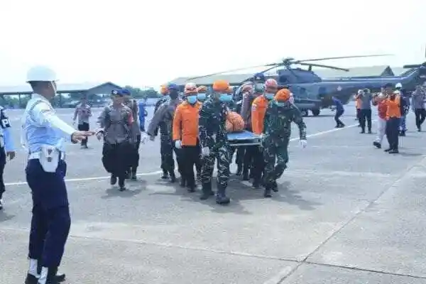 Danlanud Sultan Hasanuddin Pimpin Langsung Evakuasi Body Part Korban Jatuhnya Pesawat ATR 42-500