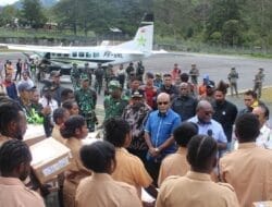 Dandim 1714/PJ Dampingi Gubernur Papua Tengah Bagi Laptop Gratis Se-Pelajar di Kab. Puncak Jaya