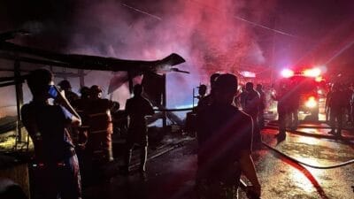 Aksi Cepat, Tanggap dan Sigap Prajurit Lanal Nunukan Laksanakan Pemadaman Kebakaran