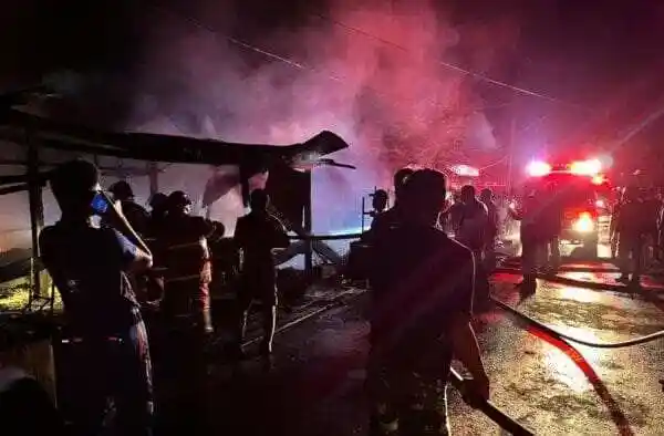 Aksi Cepat, Tanggap dan Sigap Prajurit Lanal Nunukan Laksanakan Pemadaman Kebakaran