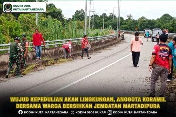 Wujud Kepedulian Akan Lingkungan, Anggota Koramil Bersama Warga Bersihkan Jembatan Martadipura