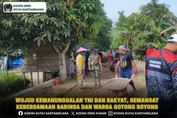 Wujud Kemanunggalan TNI dan Rakyat, Semangat Kebersamaan Babinsa dan Warga Gotong Royong Cor Jalan Tempat Ibadah