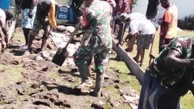 Perkokoh Kemanunggalan, Babinsa Koramil Kokonao Bersama Warga Binaan Gotong Royong Cor Jalan Gereja