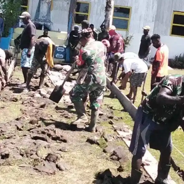 Perkokoh Kemanunggalan, Babinsa Koramil Kokonao Bersama Warga Binaan Gotong Royong Cor Jalan Gereja