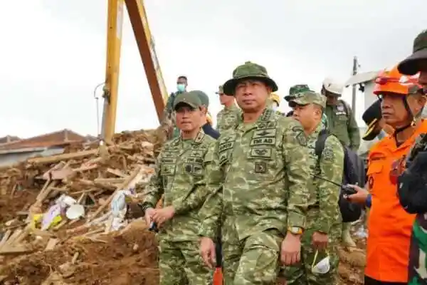 Panglima TNI Tinjau Lokasi Longsor Cisarua