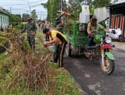 Dukung Gerakan Indonesia Asri, Babinsa Kodim Bojonegoro dan Masyarakat Karya Bakti Serentak Membersihkan Lingkungan