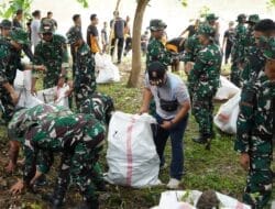 Dandim Bojonegoro Bersama Forkopimda Bersih-Bersih Bantaran Sungai Bengawan Solo