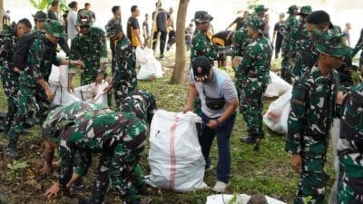 Dandim Bojonegoro Bersama Forkopimda Bersih-Bersih Bantaran Sungai Bengawan Solo