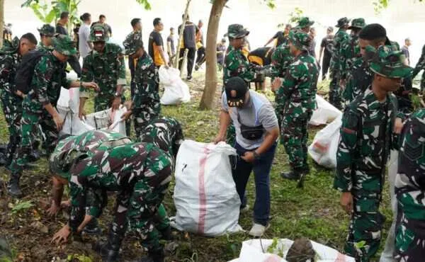 Dandim Bojonegoro Bersama Forkopimda Bersih-Bersih Bantaran Sungai Bengawan Solo