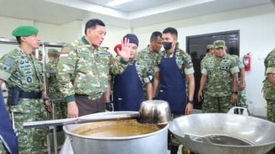 Wakil Panglima TNI Dampingi Menhan RI Kunjungi Yonif TP 852/ABY