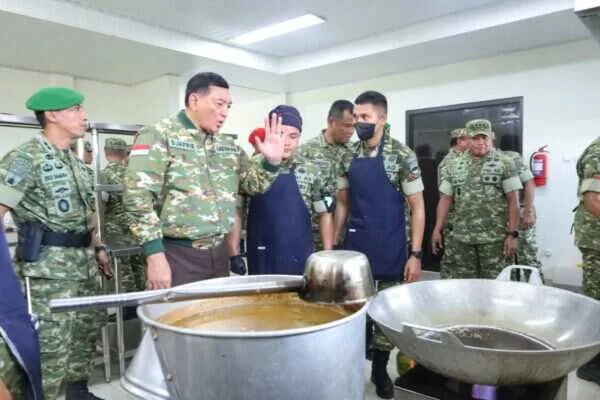 Wakil Panglima TNI Dampingi Menhan RI Kunjungi Yonif TP 852/ABY