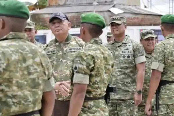 Wapang TNI Dampingi Menhan RI Tinjau Yonif TP 888, Perkuat Pertahanan Negara