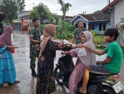 Ramadhan Penuh Keberkahan, Babinsa dan Persit Koramil Kedewan Bojonegoro Bagikan Takjil Gratis