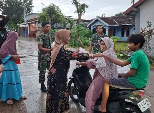 Ramadhan Penuh Keberkahan, Babinsa dan Persit Koramil Kedewan Bojonegoro Bagikan Takjil Gratis